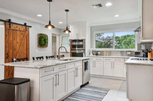 Lutz House | Spacious 4 Bedroom Entire Home, Tampa, Fire Pit