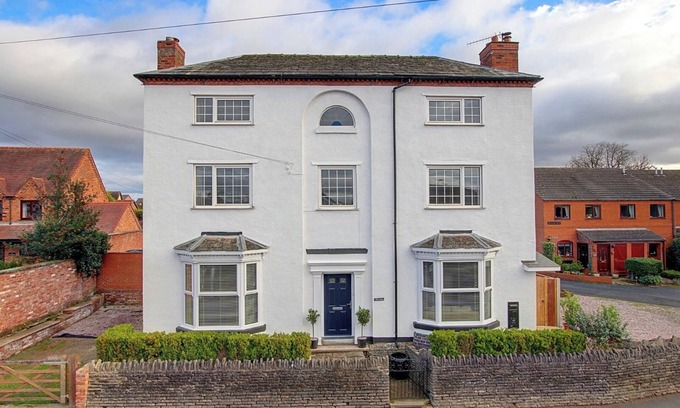 Grimley House | Spacious 4 Bedroom Georgian house in a beautiful quiet village of Ombersley