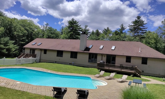 Glen Spey House | Spacious 4 bedroom house with a private pool in a quiet area