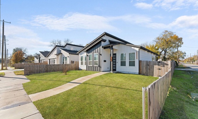 Cedar Crest House | Spacious 4-bedroom house in fabulous Dallas with WiFi, AC