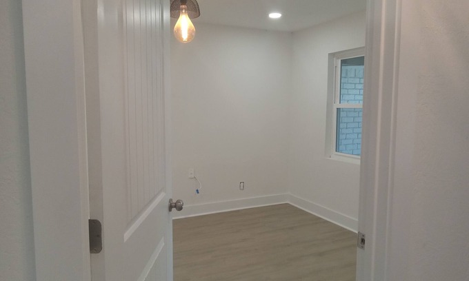 Orange House | Spacious 4-bedroom house in beautiful Orange with WiFi, AC