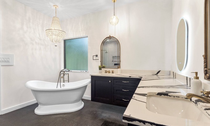 Barker House | Spacious 4-bedroom oasis with fitness space and pedestal tub in Houston