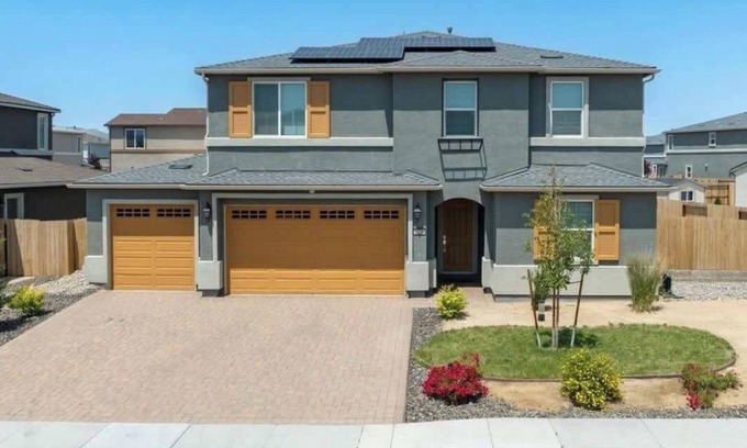 Sparks House | Spacious 4-Car Garage Sleeps 23
