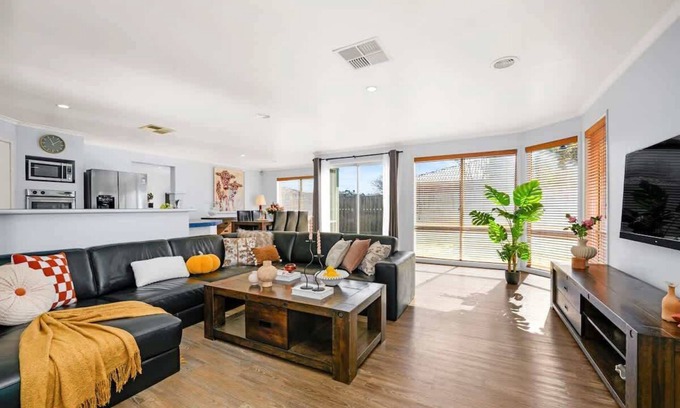 Narre Warren South House | Spacious 4BR 2bath Family Home near Casey Central