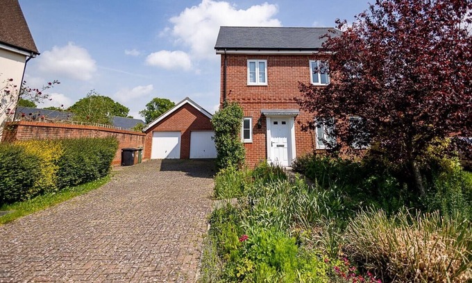 Romsey House | Spacious 4BD Home with Patio garden, BBQ and Parking