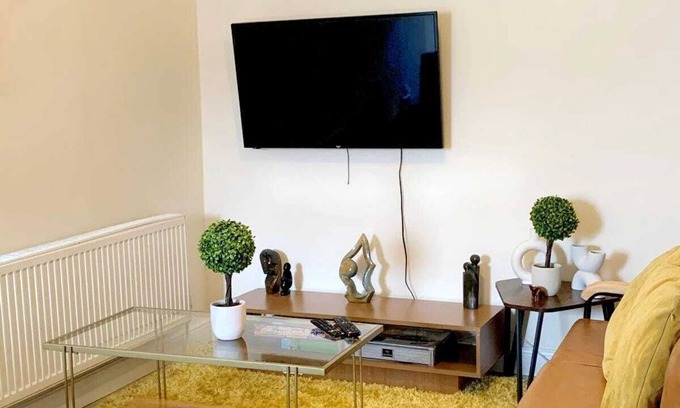 Woking Apartment | Spacious 4Bed Home Near Woking Attractions & Nature suitable for family &friends