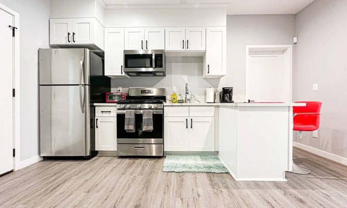 Burbank House | Spacious 4BR- 4BA in Hollywood - Ful2-Bur