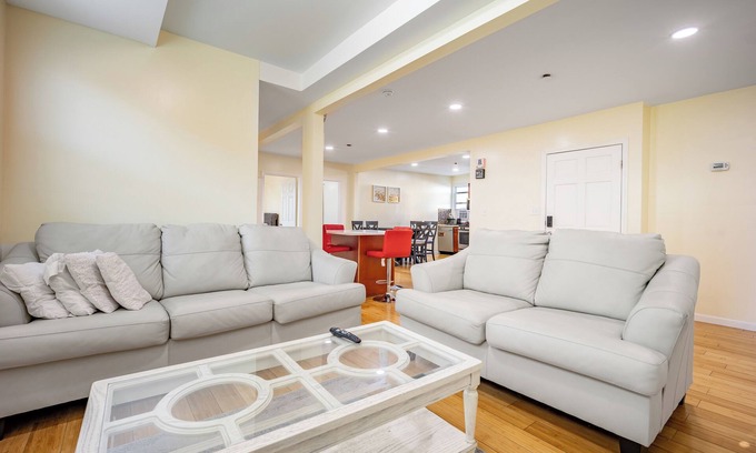 Jamaica Estates Apartment | Spacious 4BR Escape –5 Mins to Subway, 15 Mins to JFK/LGA, 30 Mins to Manhattan!