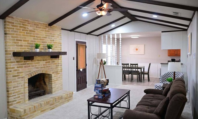 Universal City House | Spacious 4BR Furnished Extended Stay near Randolph AFB Fast Wi-Fi W/D SA
