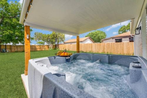 Irving House | Spacious 4BR Home, Lux Hot Tub & Secure Gated Yard, Near Airport & Attractions
