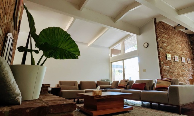 Dayton House | Spacious 4BR Mid-Century Modern Retreat in Dayton with Play room and Patio