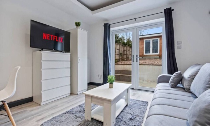 Banbury House | Spacious 5-bed Banbury House near Spiceball Park