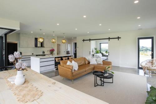 Okitu House | Spacious 5 Bed Home 2 Mins to Beach