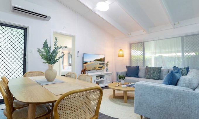 Wurtulla House | Spacious 5-Bed House near Shops and the Beach