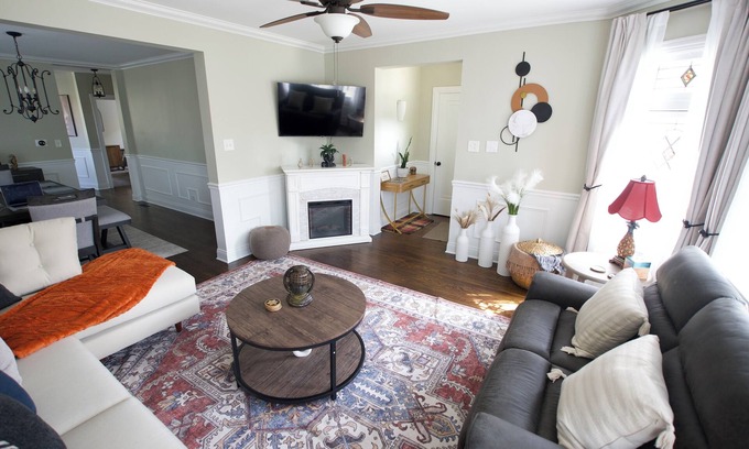 Berwyn House | Spacious 5-bedroom bungalow with AC, WiFi in welcoming Berwyn
