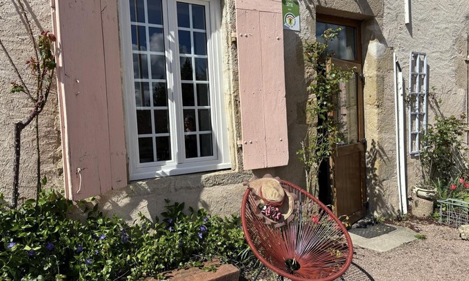 Trezelles Cottage | Spacious 5-Bedroom Family Home with Garden, Games, and Free Wi-Fi