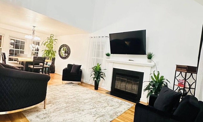 Groveton House | Spacious 5-bedroom house in brilliant Alexandria with fitness room, WiFi