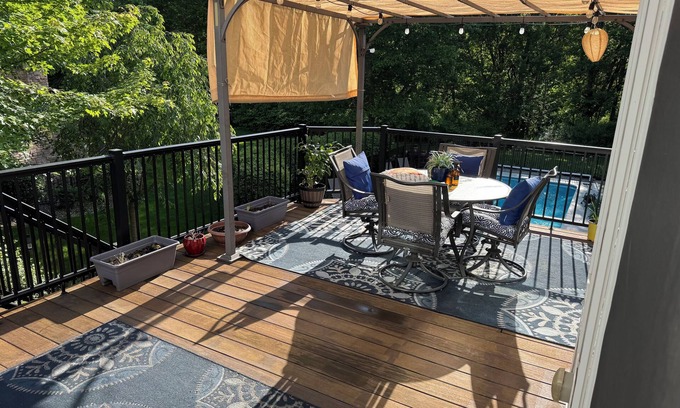 Moon Township House | Spacious 5-bedroom house in nice Coraopolis w/WiFi, AC, fitness room and a pool
