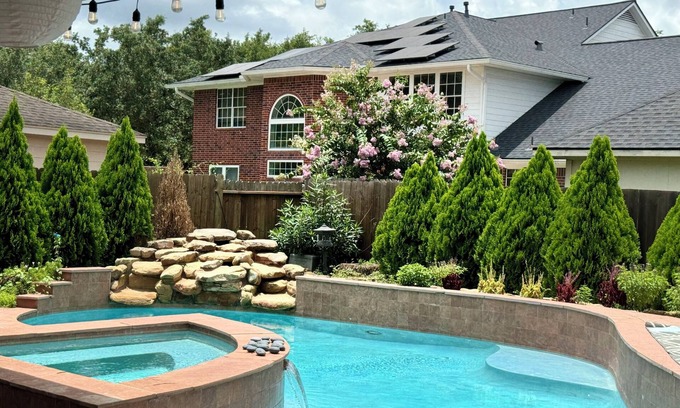 Sugar Land House | Spacious 5-bedroom house with WiFi and fitness room in charming Sugar Land