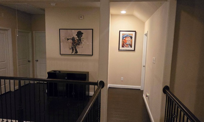 Iowa Colony House | Spacious 5-bedroom house in charming Rosharon with WiFi and fitness room