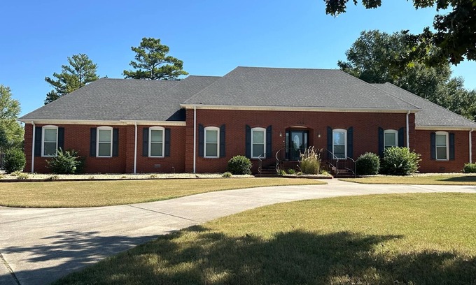 Harvest House | Spacious 5-bedroom house w/fitness room, WiFi. Just like home away from home!