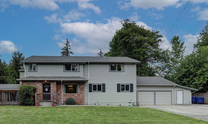 Kenmore House | Spacious 5-bedroom house in brilliant Kenmore with WiFi, AC, fitness room