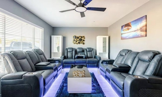 Alhambra House | Spacious 5-bedroom house in marvelous Phoenix with AC, WiFi