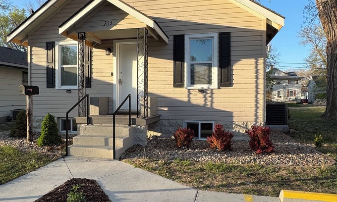 Hays House | Spacious 5-bedroom house with WiFi, AC in fabulous Hays