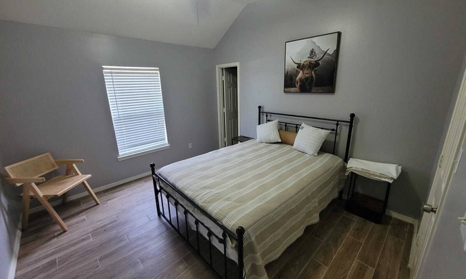 Mission House | Spacious 5-bedroom king bed with a pool in wonderful Mission