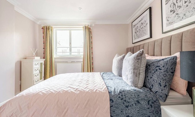 Westminster Villa | Spacious 5 Bedroom Mansion with AC, WiFi Opposite Buckingham Palace
