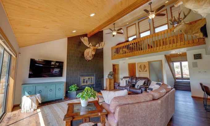 Flora Vista House | Spacious 5-bedroom House with WiFi and Central AC in Quiet Flora Vista