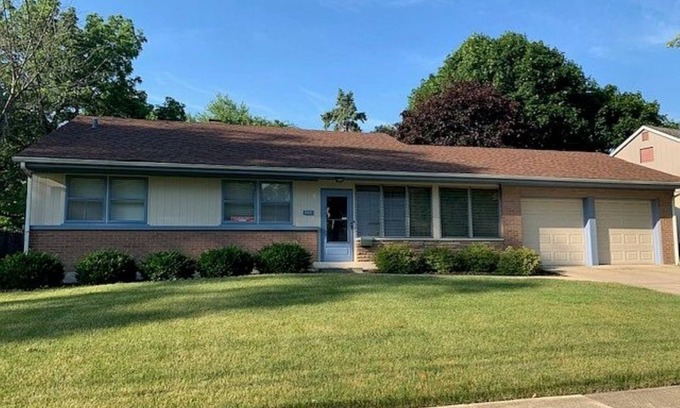 Libertyville House | Spacious 5-bedroom 2 bath house