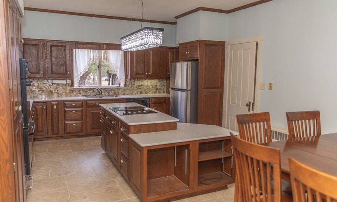 West Milton House | Spacious 5-bedroom house with AC, WiFi in charming West Milton