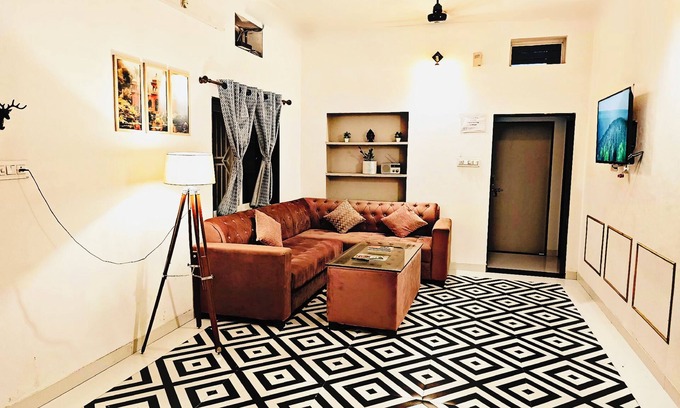 Jhotwara Villa | Spacious 5-bedroom villa with AC and WiFi and free Parking in enchanting Jaipur.