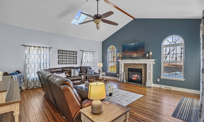 Magnolia House | Spacious 5 Bedroom w/Pool, Patio and Theaternn