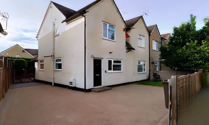 Byfleet House | Spacious 5 Double Bedrooms Family Home With new Luxury Beds