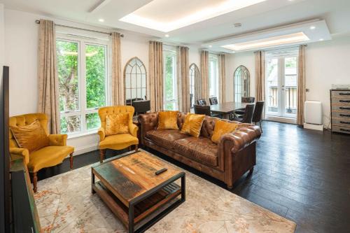 Ravenscourt Park House | Spacious 5BD Family Home in Leafy West London