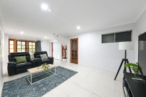 Springwood House | Spacious 5BR Retreat with Balcony Near Hotspots