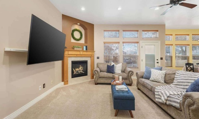 Layton House | Spacious 5BR Retreat with Game Room, PS5 & Garage
