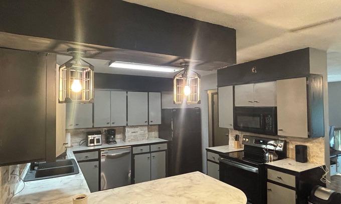 Cedar Rapids House | Spacious 6 bed 5 bedroom house 2.5 Bath close to I380 minutes to Marion. Wi-Fi