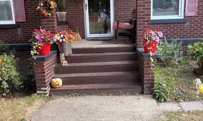 Cuyahoga Falls House | Spacious 6-bedroom sleeps 10 downtown 2 blocks River dog-friendly