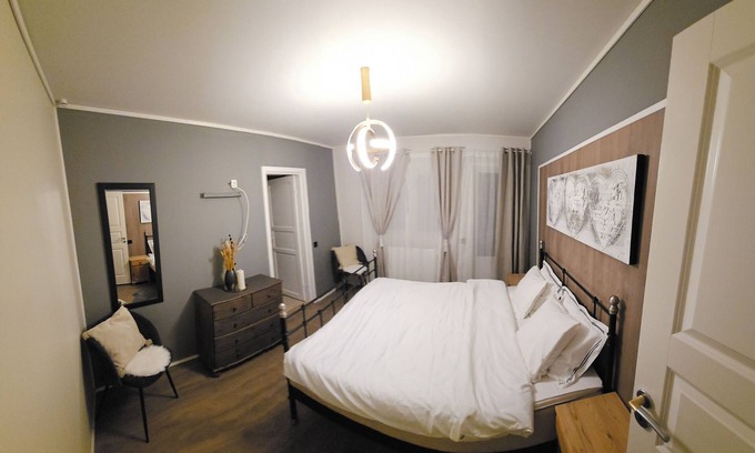 Bucsoaia Ski Chalet | Spacious 6-bedroom chalet in welcoming Vama with WiFi
