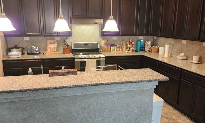 Converse House | Spacious 6-bedroom house in charming Converse with WiFi, AC