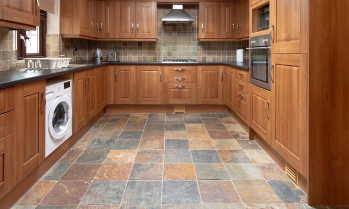 Kidbrooke with Hornfair House | Spacious 6 Bedroom House in Wricklemarsh, London