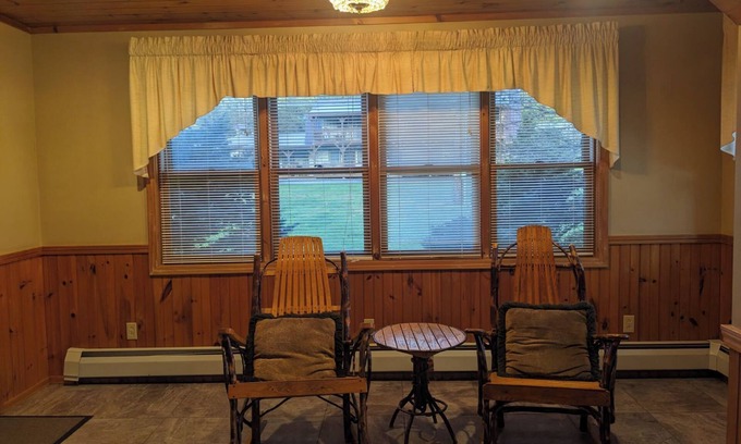 Gaines Cabin | Spacious 6-bedroom lodge with AC, hot tub, pool table, fire pit and amazing view