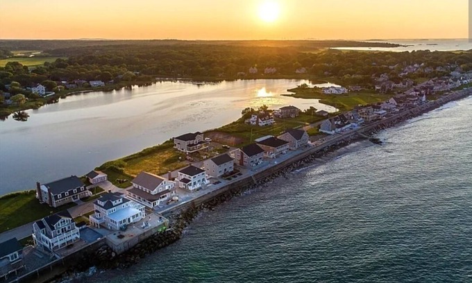 Minot House | Spacious 6-bedroom oceanfront house in awesome Scituate w spectacular views.