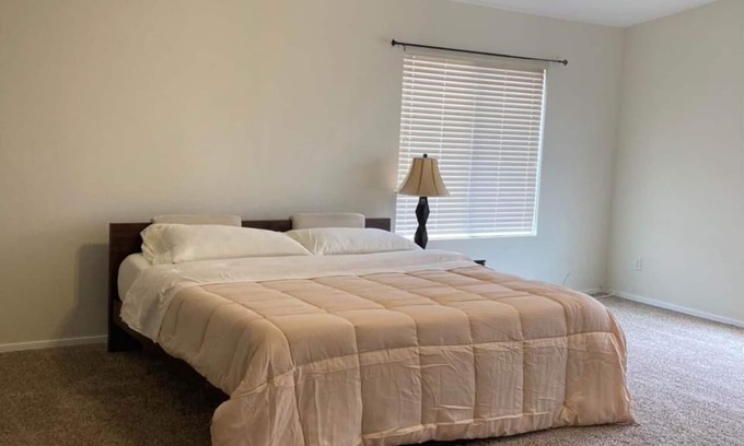 Mission Valley House | Spacious 6-bedroom ,4 bath house in awesome Casa Grande with WiFi, AC !