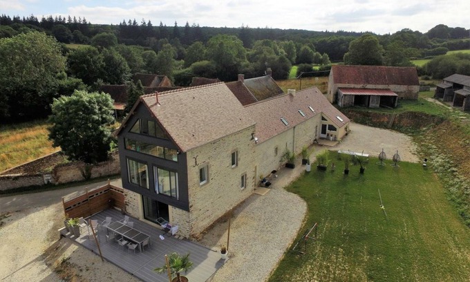 Le Cercueil Cottage | "Spacious 7-Hectare Country Home with Lake View, Terrace, and Modern Amenities"