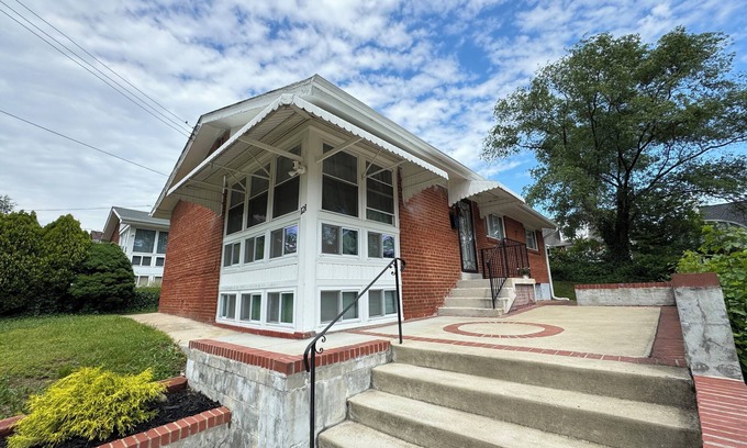 Seminary Hill House | Spacious 8-Bedroom Entire House in Alexandria