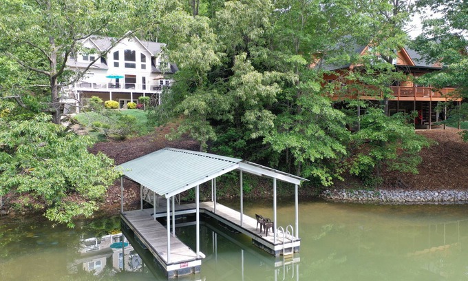 Saxony Forest House | Spacious 8-bedroom house with WiFi and AC on peaceful Lake Keowee private cove.